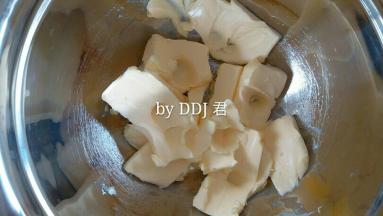 黄油软化好，可以用手机轻松按出手印哦