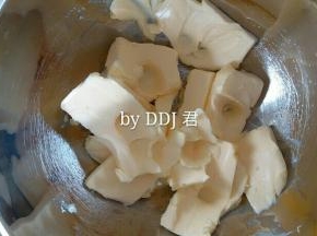 黄油软化好，可以用手机轻松按出手印哦