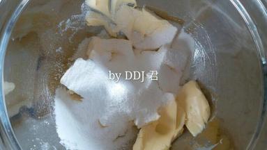 加入糖粉和鸡蛋液，用电动打蛋器打发黄油