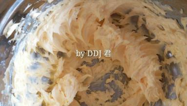 黄油打蓬松，打至羽毛状