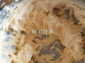 黄油打蓬松，打至羽毛状