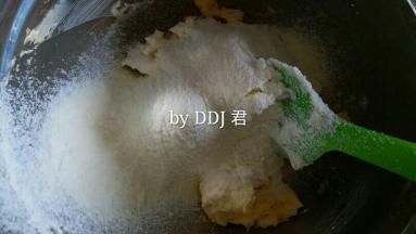 加入过筛的奶粉和低粉，用刮刀翻拌均匀