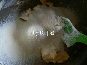 加入过筛的奶粉和低粉，用刮刀翻拌均匀
