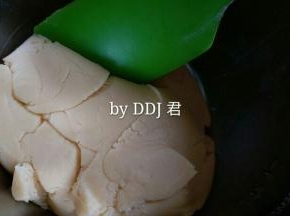 拌好的酥皮面团还是很柔软的哦