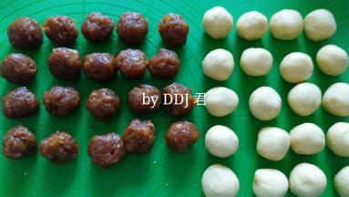 把酥皮和凤梨馅儿各分成20克一个。。我的皮和馅刚好做了23个，馅儿炒好后，小朋友被馋到，吃了几口