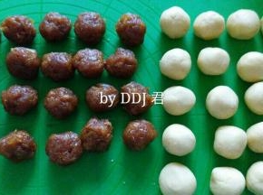 把酥皮和凤梨馅儿各分成20克一个。。我的皮和馅刚好做了23个，馅儿炒好后，小朋友被馋到，吃了几口