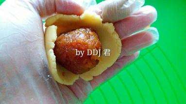 酥皮压扁，包住凤梨馅儿