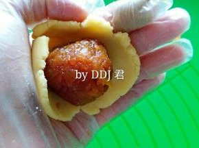 酥皮压扁，包住凤梨馅儿