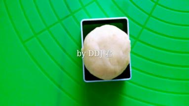 包好后放入凤梨酥长方形模具内，按下去