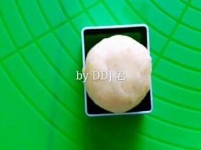 包好后放入凤梨酥长方形模具内，按下去