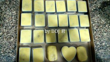 挨个包好后全部放进烤盘。。。这方子分量我一起做了23个，只有20个模具，剩下三个做的比较大，如果用模具的话，可以做25个