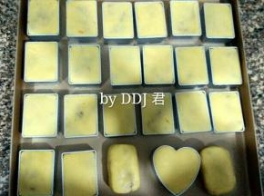 挨个包好后全部放进烤盘。。。这方子分量我一起做了23个，只有20个模具，剩下三个做的比较大，如果用模具的话，可以做25个