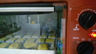 烤箱180度提前预热，上下火180度烘烤30分钟