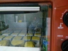 烤箱180度提前预热，上下火180度烘烤30分钟