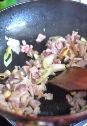 将切好的肉片倒入翻炒。