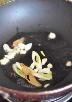 面条机会自动工作，这时候往锅里倒入油，放入花椒、葱、姜、蒜爆香。