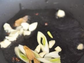面条机会自动工作，这时候往锅里倒入油，放入花椒、葱、姜、蒜爆香。