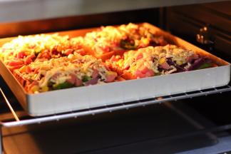 入预热好的烤箱中层，上下火180度，约15分钟。