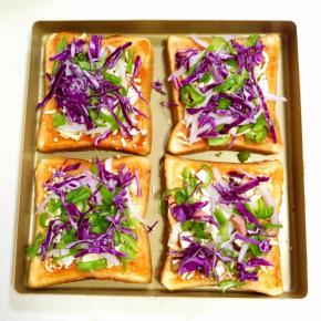 放上切好的蘑菇、洋葱、青椒和紫甘蓝。