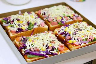 最后再撒上适量的马苏里拉奶酪和少许黑胡椒粉。