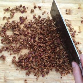 用刀把红枣切碎，越细越好。