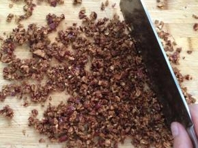 用刀把红枣切碎，越细越好。