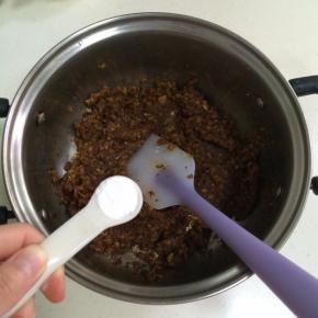 离火，加入苏打粉搅拌均匀。