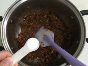 离火，加入苏打粉搅拌均匀。