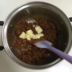 加入黄油，搅拌至黄油溶化。