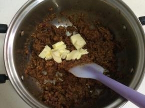 加入黄油，搅拌至黄油溶化。