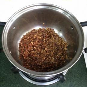 把切碎的红枣碎倒入锅内，加入纯净水煮开。