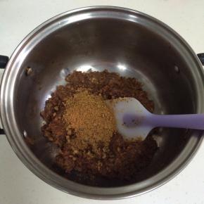 加入红糖，搅拌至红糖溶化备用。