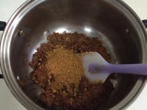 加入红糖，搅拌至红糖溶化备用。