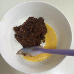 加入鸡蛋液和之前红枣、油等混合物。