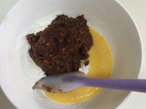 加入鸡蛋液和之前红枣、油等混合物。