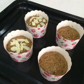 把面糊倒入纸杯中，还可以撒点杏仁片。