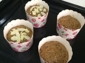 把面糊倒入纸杯中，还可以撒点杏仁片。