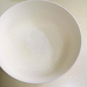 在碗里筛入低筋面粉和泡打粉。