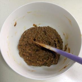 用刮刀翻拌至面糊完全湿润状态。