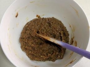 用刮刀翻拌至面糊完全湿润状态。