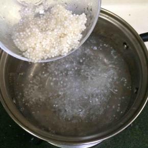 在锅内放入适量的水，待水烧开沸腾后，把西米冲洗一下即刻倒入锅内。