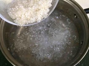 在锅内放入适量的水，待水烧开沸腾后，把西米冲洗一下即刻倒入锅内。