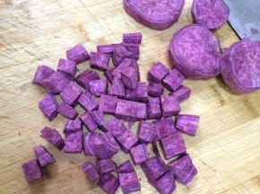 把紫薯洗干净去皮，用刀切成小块。