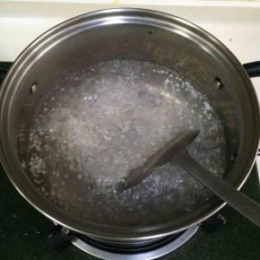 煮的时候一定要不停的搅拌，以免粘锅。