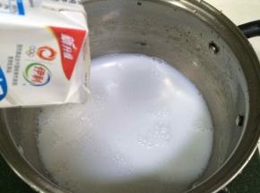在锅内倒入纯牛奶，开中火煮起。