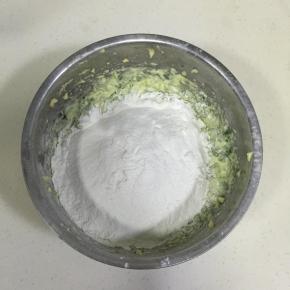 筛入低筋面粉和盐。