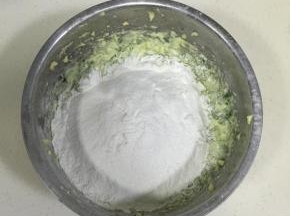 筛入低筋面粉和盐。