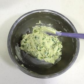 用刮刀翻拌均匀。