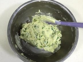 用刮刀翻拌均匀。