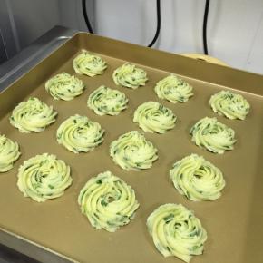 在烤盘上挤出花纹饼干，放入预热好的烤箱中层，175度，烘烤约15~18分钟，曲奇上色后即可。